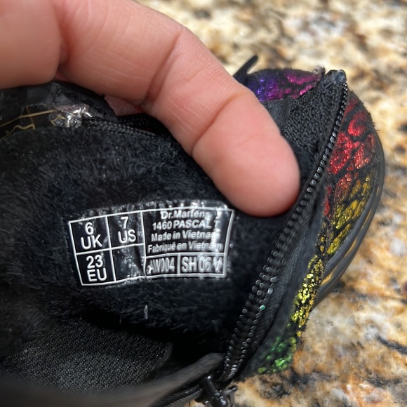 Dr. Martens BLACK/RAINBOW SPOT METALLIC SUEDE / - Picture 7 of 7